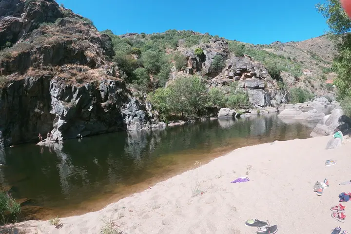 Cueva termal con jacuzzi de Orgullo Rural — noche